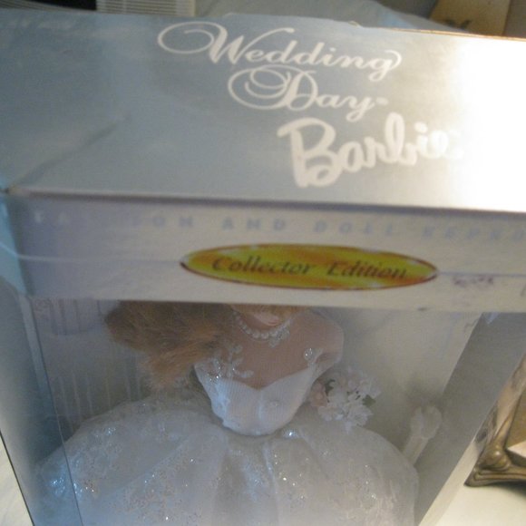 Wedding Day Barbie - Dated 1996 -  Red Head Barbie. - Picture 7 of 10